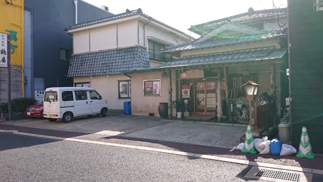 割烹旅館 鶴屋入口。アジフライの案内はない