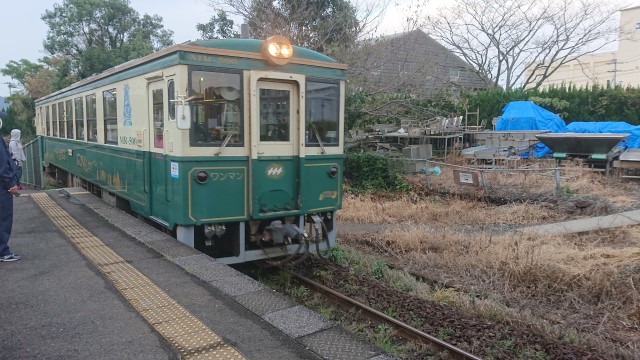 調川駅に入線する列車